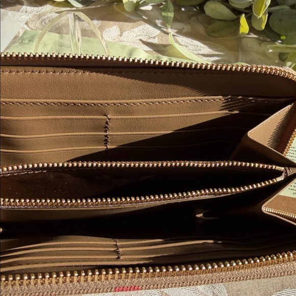 Burberry NEW with tags,  dust bag and original packaging zip wallet! $690 Retail - Picture 13 of 16